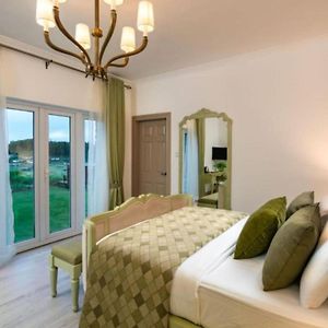 Queen Room Garden View